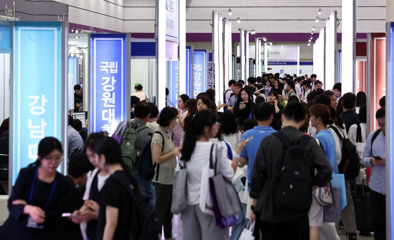 23일 서울 강남구 코엑스에서 열린 '2027학년도 수시대학입학정보박람회'가 학부모와 수험생들로 북적이고 있다. 2026.7.23 ⓒ 뉴스1 구윤성 기자