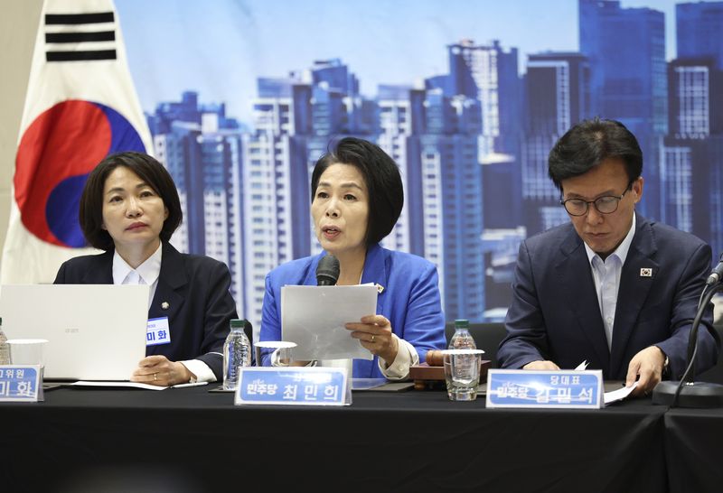 최민희 더불어민주당 최고위원이 28일 오전 인천 영종구 인스파이어 호텔 볼룸홀에서 열린 최고위원회의에서 발언하고 있다. 뉴시스