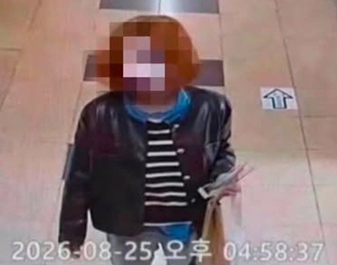 강원 원주의 한 여자고등학교 내에서 포착된 '여장 남성' 추정 인물./사진=연합뉴스