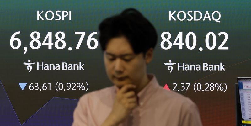 28일 오전 서울 중구 하나은행 딜링룸 전광판에 주요 지수가 표시되고 있다. 뉴시스 제공
