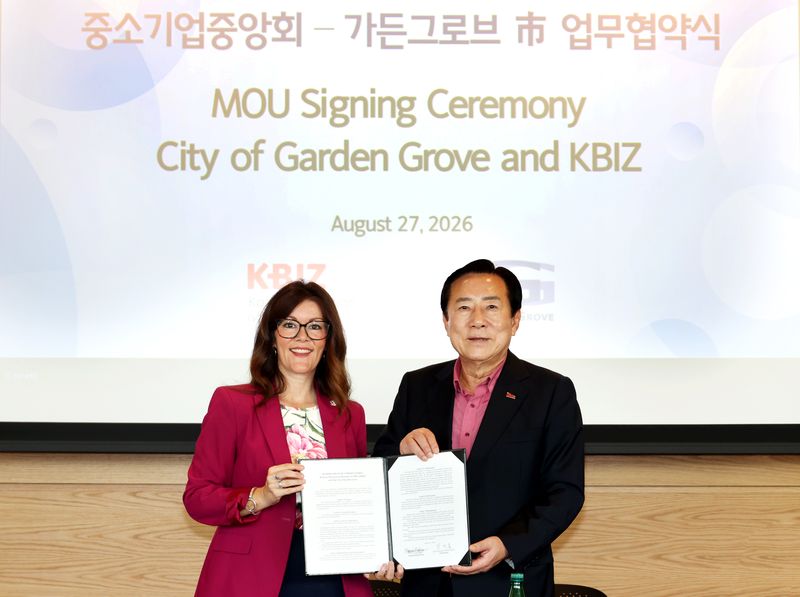 김기문 중소기업중앙회장(오른쪽)이 27일(현지시간) 미국 캘리포니아 가든그로브시 경찰청에서 스테파니 클로펜슈타인 가든그로브시장과 업무협약 체결 후 기념촬영을 하고 있다. 중소기업중앙회 제공