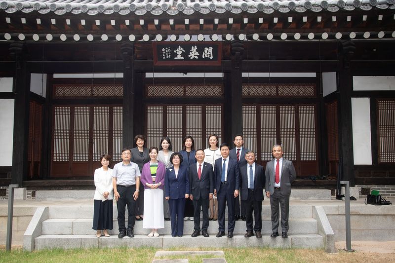 이향숙 이화여대 총장(왼쪽 네번째)과 가오쑹 베이징대 총장과 양교 관계자들이 기념 촬영을 하고 있다. 이화여대 제공