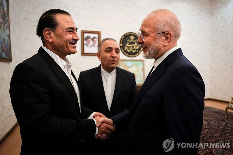 지난 24일 테헤란을 찾아 모하마드 바게르 갈리바프(오른쪽) 이란 의회 의장을 만난 아심 무니르 파키스탄군 총사령관 (출처=연합뉴스)