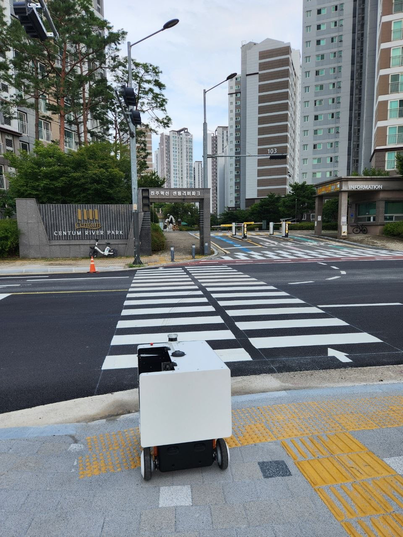 아파트 단지로 접근 중인 자율주행 로봇. 우주항공청 제공