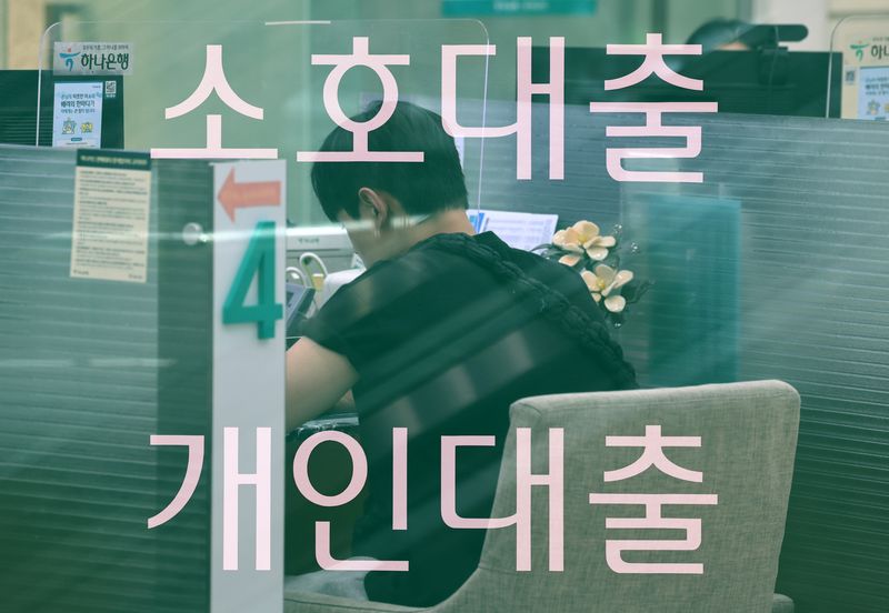 한국은행이 27일 열린 금융통화위원회에서 기준금리를 연 2.75%에서 3.00%로 0.25%포인트 인상하면서 대출자들의 부담이 커질 전망이다. 5대 시중은행의 고정형(5년) 주택담보대출 최고금리가 연 8%를 넘어설 수 있다는 관측이 나온다. 사진은 이날 서울 시내 한 시중은행 창구의 모습. (다중노출) 2026.8.27 ⓒ 뉴스1 최지환 기자