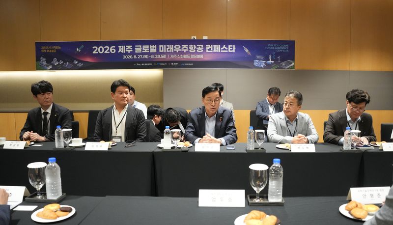 위성곤 제주특별자치도지사(가운데)가 27일 제주신화월드에서 열린 ‘2026 제주 글로벌 미래우주항공 컨페스타’ 현장에서 한화시스템 등 우주기업과 연구기관 관계자들과 제주 우주산업 육성방안을 논의하고 있다. 제주 ‘소형위성시스템’이 정부의 5극3특 성장엔진산업으로 확정된 가운데 기업들은 위성 제작시설 중심의 기업 집적화와 공동 시험·발사시설, 실증비용 지원 등을 건의했다. /사진=제주특별자치도 제공