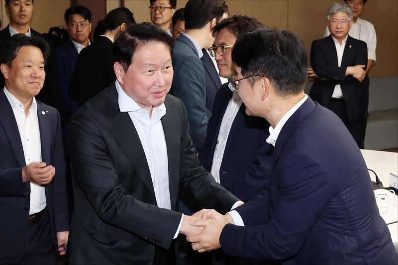 최태원 대한상공회의소 회장과 박용진 대통령 직속 규제합리화위원회 부위원장이 28일 오전 서울 중구 대한상공회의소에서 열린 경제 협·단체 규제합리화 간담회에서 인사를 나누고 있다.뉴스1