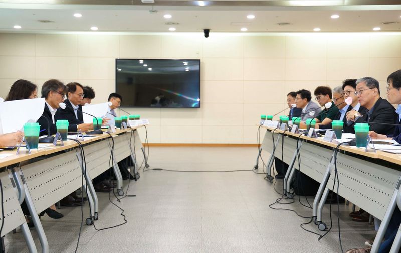 지난 27일 용인시청 비전홀에서 금한승 기후에너지환경부 1차관 주재로 열린 '용인 반도체 산단 통합용수공급사업 점검회의' 모습. 용인시 제공