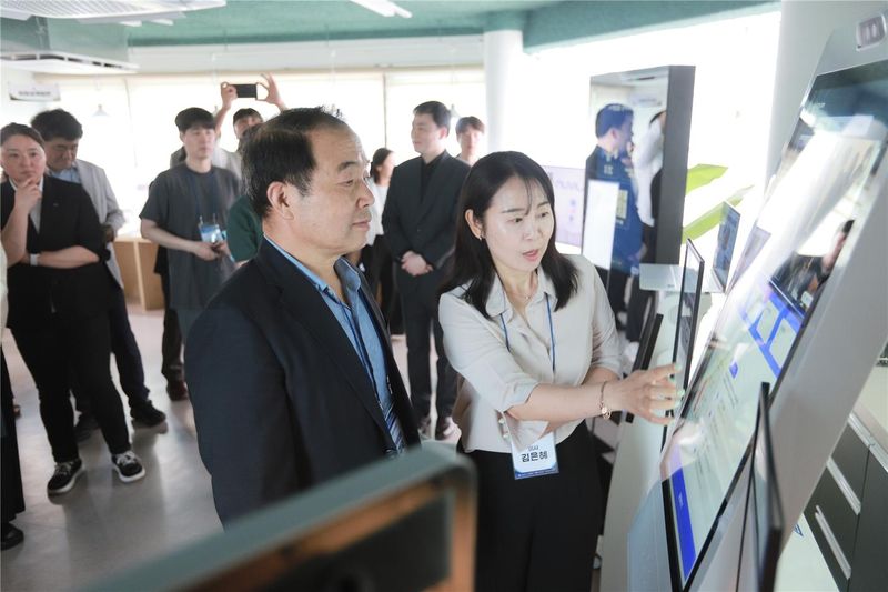 지난달 14일 부산 에이지테크 앵커랩 ‘AI 백세마루’에서 열린 해양문화도시 기반 에이지테크 실증 거점 조성사업 착수보고회 현장에서, 엠마헬스케어 관계자들이 카메라로 생체 신호를 측정하는 비접촉 기술을 기반으로 시니어의 건강 상태를 분석하는 ‘AI 기반 시니어 정서·스트레스·인지건강 통합 케어 서비스’를 설명하고 있다. 부산정보산업진흥원 제공