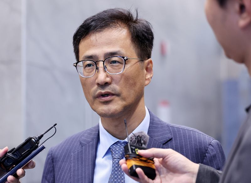 6.3 지방선거 투표용지 부족 의혹 등을 수사하는 이태한 선거관리위원회 특별검사가 지난 24일 서울 서초구 선관위 특검 임시사무실로 첫 출근을 하며 취재진 질문에 답하고 있다. 스1