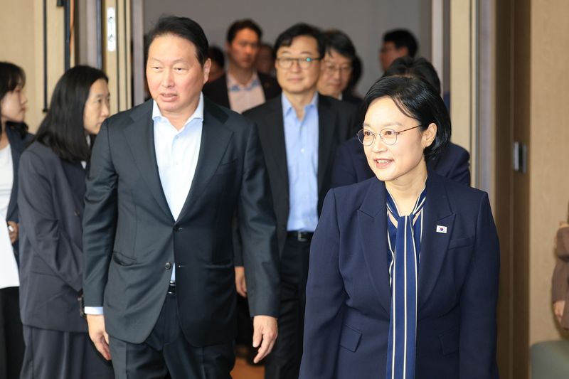 한성숙 국무총리(오른쪽)와 최태원 대한상공회의소 회장이 지난 28일 서울 중구 대한상공회의소에서 열린 '경제협-단체규제 합리화 간담회'에 참석하고 있다. 뉴스1 제공