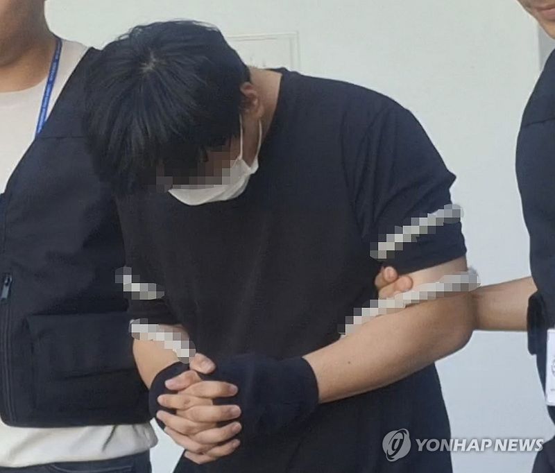 제주 실종사건 허위종결 혐의로 구속된 A 경장이 지난 25일 제주지방법원에서 구속 전 피의자 심문을 마친 뒤 호송되고 있다. A 경장은 최근 경찰 조사에서 실종 여성과 통화했다는 기존 진술이 거짓이었다는 취지로 일부 혐의를 인정했다. 경찰은 A 경장이 처리한 실종신고 298건을 전수조사하고 허위종결 동기와 추가 혐의를 확인하고 있다. /사진=연합뉴스