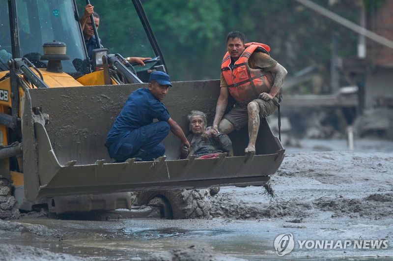 굴착기에 구조된 네팔 대홍수 생존자들 (출처=연합뉴스)