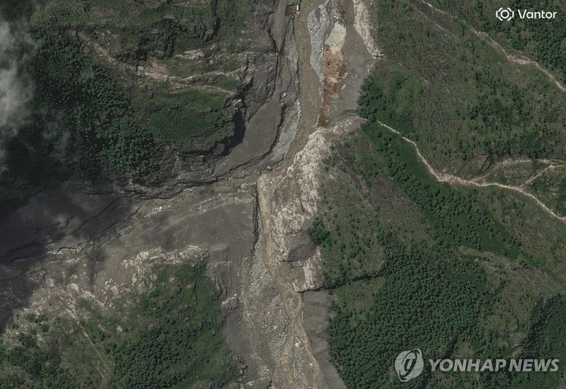 대홍수로 파괴된 네팔·중국 국경 (출처=연합뉴스)