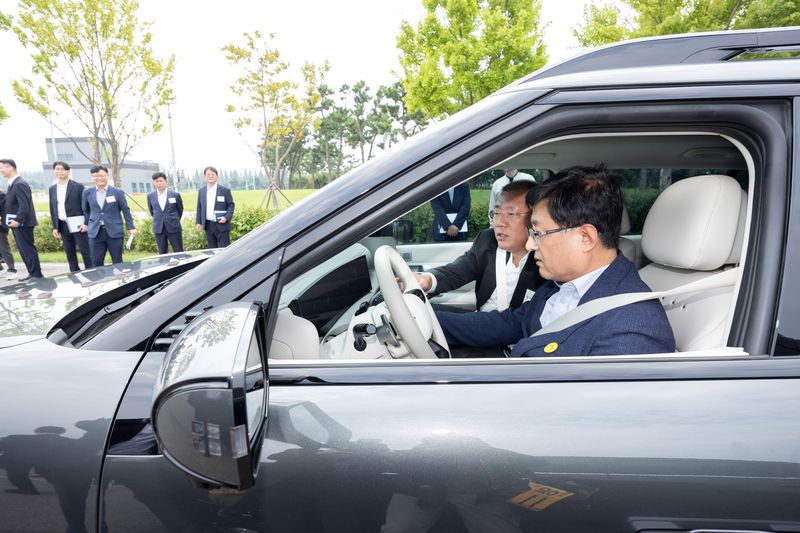 김성환 기후에너지환경부 장관이 지난 8월 경기도 화성시 현대자동차그룹 남양연구소를 방문, 정의선 현대차그룹 회장의 설명을 들으며 전기·수소차를 시승하고 있다. 기후에너지환경부 제공
