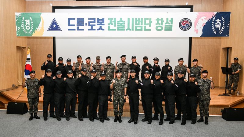 김규하 육군참모총장과 주요 직위자들이 28일 경기 이천 육군정보학교에서 열린 드론ㆍ로봇 전술시범단 창설식에서 시범단 장병들과 함께 기념사진을 촬영하고 있다. 육군 제공