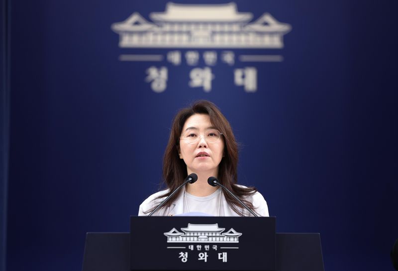 강유정 수석대변인이 28일 청와대 춘추관에서 대법관 후보자 관련 브리핑을 하고 있다. 청와대통신기자단