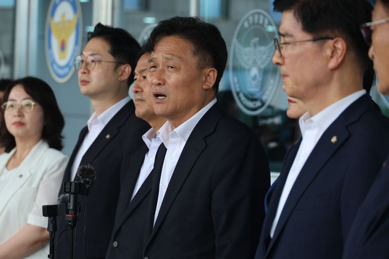 김영진 국회 행정안전위원장과 더불어민주당 경찰개혁추진단 관계자들이 28일 제주시 한림읍 실종신고 허위종결 사건 피해자의 시신이 발견된 야자수 농장을 찾아 경찰로부터 최초 신고 이후 수색 과정과 현장 상황에 대한 설명을 듣고 있다. 추진단은 현장 점검에 이어 제주경찰청을 찾아 고평기 제주경찰청장과 실종사건 보고·지휘체계 및 재발 방지대책을 논의했다. /사진=연합뉴스