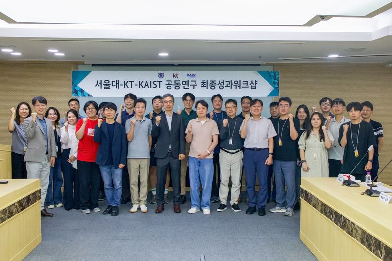 서울 서초구 KT 우면연구센터에서 열린 서울대-KT-KAIST 산학 공동연구 최종 성과 워크숍 참석자들이 기념촬영을 하고 있다. KT 제공