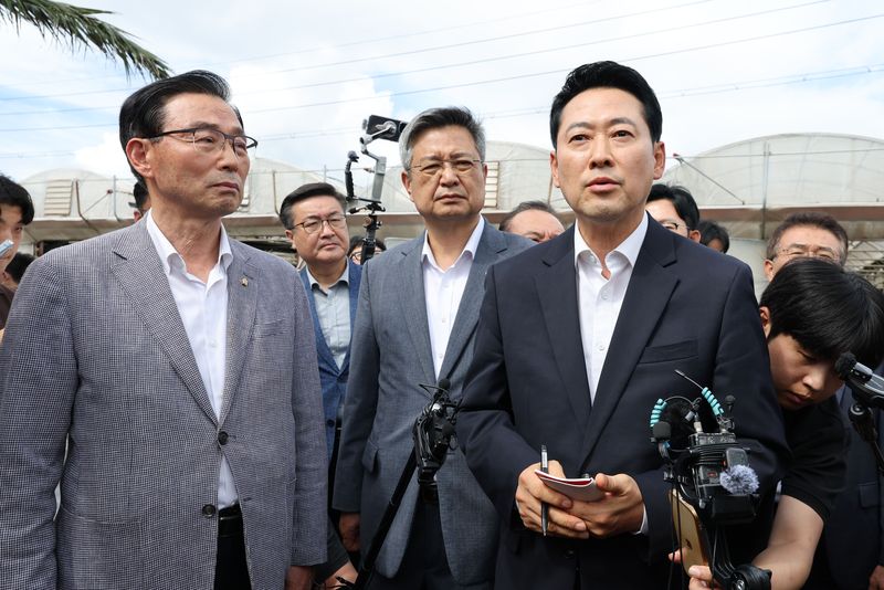 장동혁 국민의힘 대표가 28일 제주시 한림읍을 찾아 실종신고 허위 종결 사건 피해자 장 모씨의 시신이 발견된 야자수숲 현장을 살펴보고 있다. 뉴스1