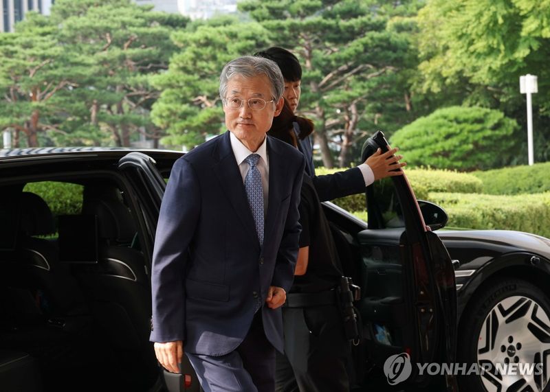 출근하는 조희대 대법원장 (출처=연합뉴스)