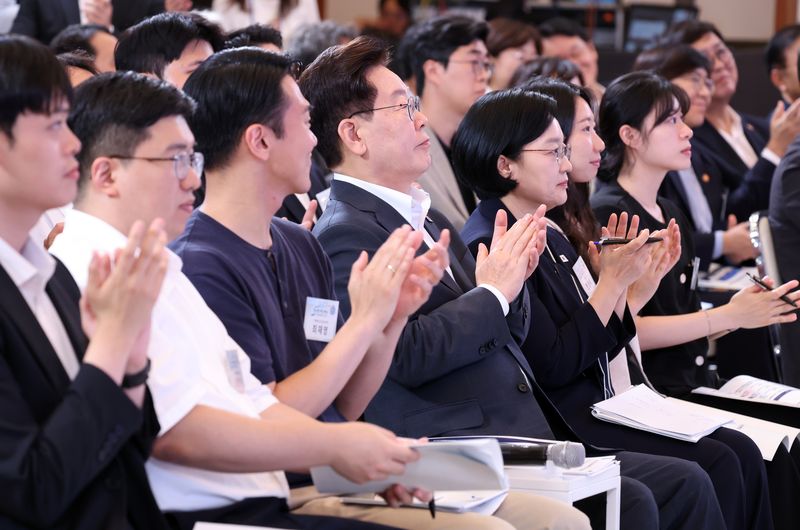 이재명 대통령이 28일 청와대에서 열린 '청년예산 언박싱 2027'에서 참석자의 발표 후 박수치고 있다. 이번 행사는 내년도 정부 예산안 발표에 앞서 청년 예산과 주요 사업을 설명하기 위해 마련됐다. 연합뉴스