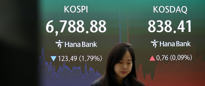지난달 국세수입이 51조원으로 전년 동기보다 20% 가까이 늘었다. 증시 거래대금이 폭증하면서 증권거래세도 1조원 이상 급증했다. 사진은 지난 28일 서울 중구 하나은행 본점 딜링룸 모습. 연합뉴스