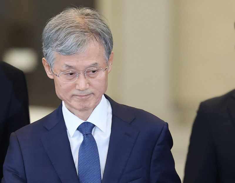 조희대 대법원장이 28일 서울 서초구 대법원을 나서고 있다. 연합뉴스