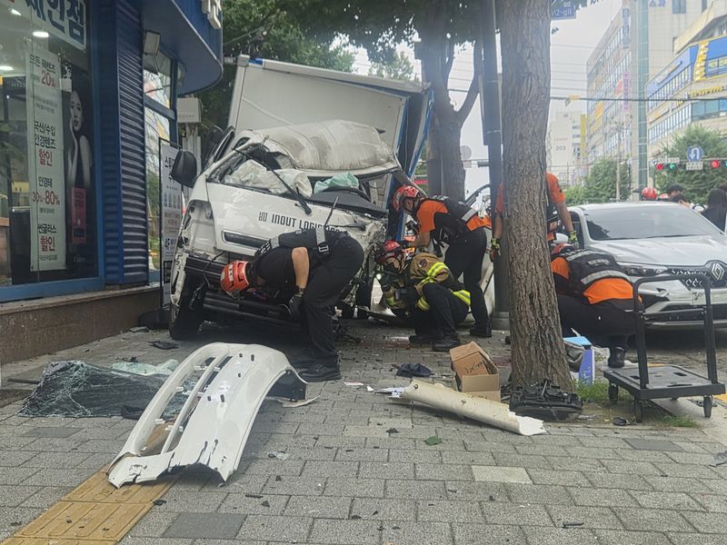 28일 서울 노원구에서 1톤(t) 화물차가 상가로 돌진하는 사고가 나 3명이 크게 다쳤다. 연합뉴스