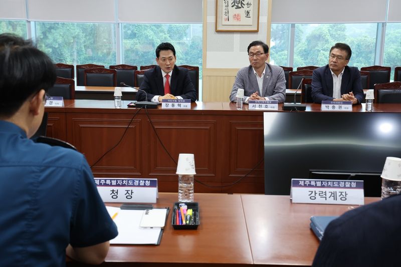 장동혁 국민의힘 대표가 28일 제주경찰청을 찾아 고평기 제주경찰청장과 실종신고 허위종결 사건의 처리 경위와 지휘·감독 책임, 재발 방지대책 등을 논의하고 있다. 장 대표는 60대 남성 실종사건이 담당 경찰관의 허위 내용 입력에도 112시스템에서 상급자 결재를 거쳐 종결된 사실과 관련해 내부통제 체계 전반에 대한 철저한 조사를 촉구했다. /사진=국민의힘 제공