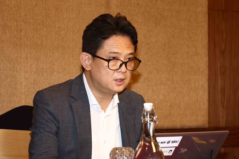 임상우 재외국민보호·영사담당 정부대표(정부합동신속대응팀장)이 28일(현지시간) 네팔 카트만두의 한 호텔에서 현재 상황에 대한 브리핑을 하고 있다. 뉴시스.