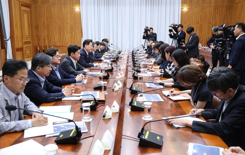 '43조 청년 정책' 꺼낸 李대통령…20%대 목전인 2030 지지율 '승부수'
