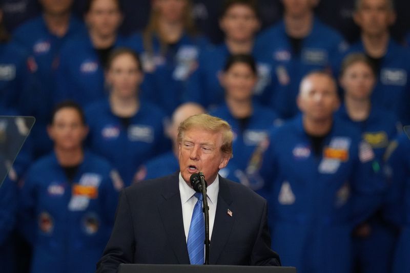 도널드 트럼프 미국 대통령이 지난달 28일(현지시간) 텍사스주 휴스턴 국립항공우주국(NASA) 존슨우주센터에서 열린 훈장 수여식에서 연설하고 있다. AP 연합