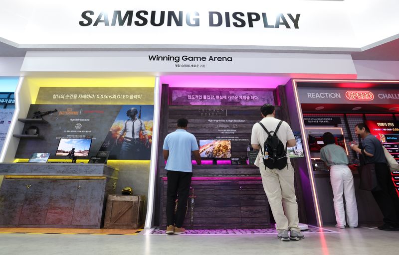 22일 서울 강남구 코엑스에서 열린 ‘K-Display 2026 한국디스플레이산업전시회’에서 삼성 디스플레이 부스에서 관람객이 전시를 둘러보고 있다. 2026.7.22 ⓒ 뉴스1 이종수 기자