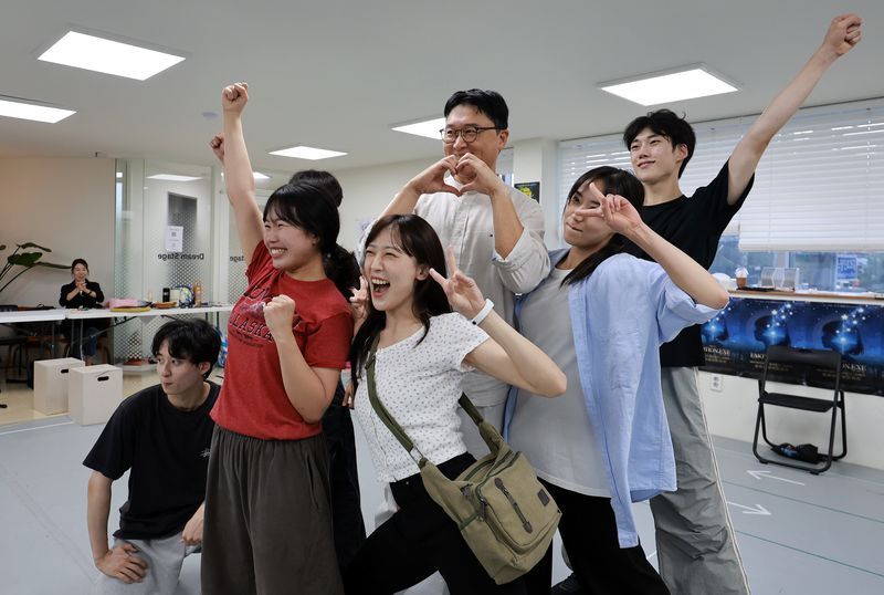 28일 서울 동작구 드림스테이지 스튜디오에서 배우들이 뮤지컬 '나는 반딧불'의 작품 전체 리허설을 하고 있다. 어린이·가족 뮤지컬 '나는 반딧불'은 아빠를 잃은 뒤 어둠을 두려워하게 된 아이가 작은 반딧불과 함께 잃어버린 마음의 빛을 찾아가는 과정을 그린 창작 뮤지컬로 오는 9월 9일부터 10월 5일까지 서울 강남구 예림당 아트홀에서 펼쳐진다. 2026.8.28 ⓒ 뉴스1 이호윤 기자