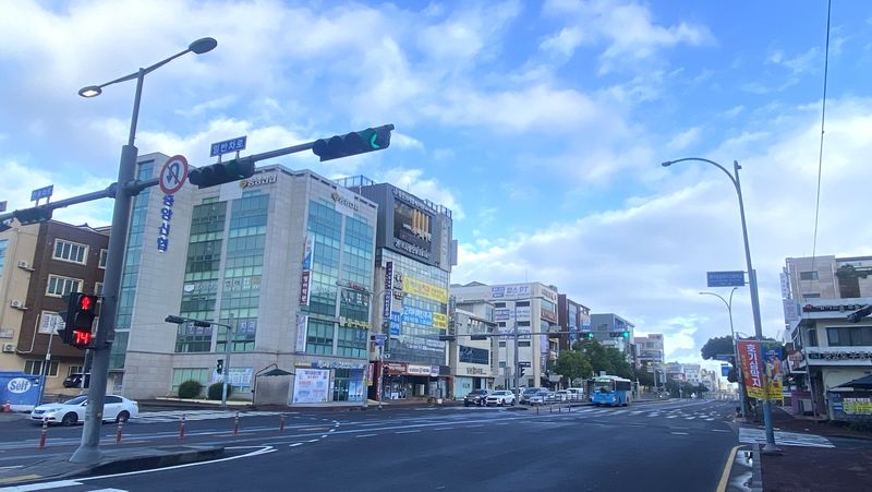 29일 오전 제주시 중앙여고사거리에서 차량들이 젖은 도로를 지나고 있다. 중앙여고사거리는 제주시 도심의 중앙로와 연북로가 만나는 교차부다. 제주지방기상청은 이날 산지와 중산간을 중심으로 5~40㎜의 비가 내리겠지만 해안지역은 비가 쉬는 시간이 많고 낮 최고기온은 33도까지 오를 것으로 예보했다. /사진=정용복 기자