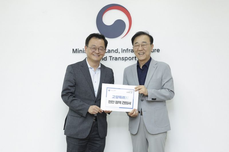 민경선 고양특례시장(왼쪽)이 지난 28일 김윤덕 국토교통부 장관을 만나 현안 정책 건의서를 전달한 뒤 기념 촬영을 하고 있다. 고양시 제공