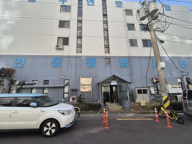 최근 ‘일우연동시장 골목형상점가’로 신규 지정된 제주시 연동 시장 일대. 지속적인 점포 감소로 전통시장 인정 기준인 50개 점포를 충족하기 어려워진 이 상권은 골목형상점가로 전환하면서 온누리상품권 가맹과 정부·지방자치단체의 상권 활성화 사업에 참여할 수 있는 기반을 다시 확보했다. /사진=제주시 제공