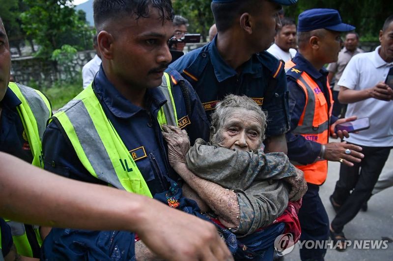 경보 보낼 틈도 없다…네팔 홍수 같은 재난은 예측 어려워
