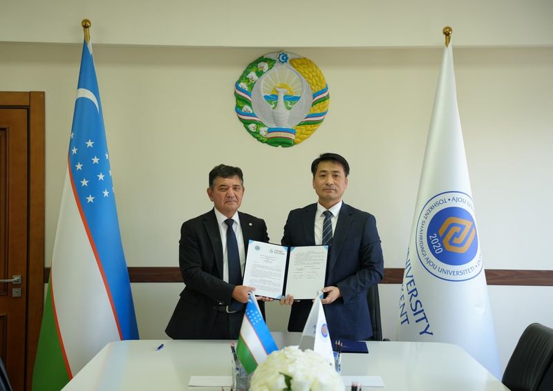 제이스마트솔루션이 타슈켄트 아주대학교와 첨단 산업기술 공동연구 및 산학협력 강화를 위한 업무협약(MOU)을 체결했다. 타슈켄트 아주대학교 무라토프 가이랏 아자토비치 총장(왼쪽)과 제이스마트솔루션 우즈베키스탄 이장현 법인장. 제이스마트솔류션 제공