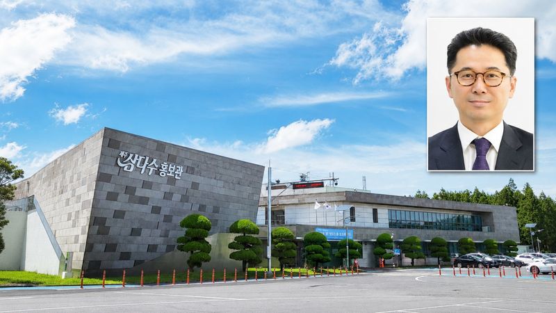 제13대 제주특별자치도개발공사 사장 후보자로 지명된 김도영 전 GS건설 상무와 제주개발공사·제주삼다수 홍보관. 제주도는 28일 김 후보자에 대한 인사청문 요청안을 제주도의회에 제출했다. 도의회는 9월15일부터 20일 사이 인사청문회를 여는 방안을 잠정 검토하고 있다. /사진=제주특별자치도·제주특별자치도개발공사 제공