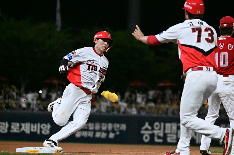 29일 전남광주 북구 광주-기아챔피언스필드에서 열린 2026 신한 SOL KBO리그 SSG 랜더스와 KIA 타이거즈의 경기, 8회 말 KIA 김호령이 3루 베이스를 밟고 홈으로 질주하고 있다. 뉴시스