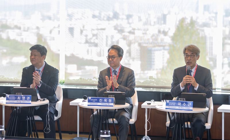 신한금융지주 이사회는 지난 27일 서울 용산구 그랜드 하얏트 서울에서 국내외 기관투자자들을 초청해 '이사회 라운드테이블' 미팅을 개최했다. 이사회 라운드테이블 미팅에서 (왼쪽부터)최영권 이사, 진옥동 신한금융회장, 곽수근 신한금융지주 이사회 의장이 투자자들과 소통하고 있다. 신한금융지주 제공