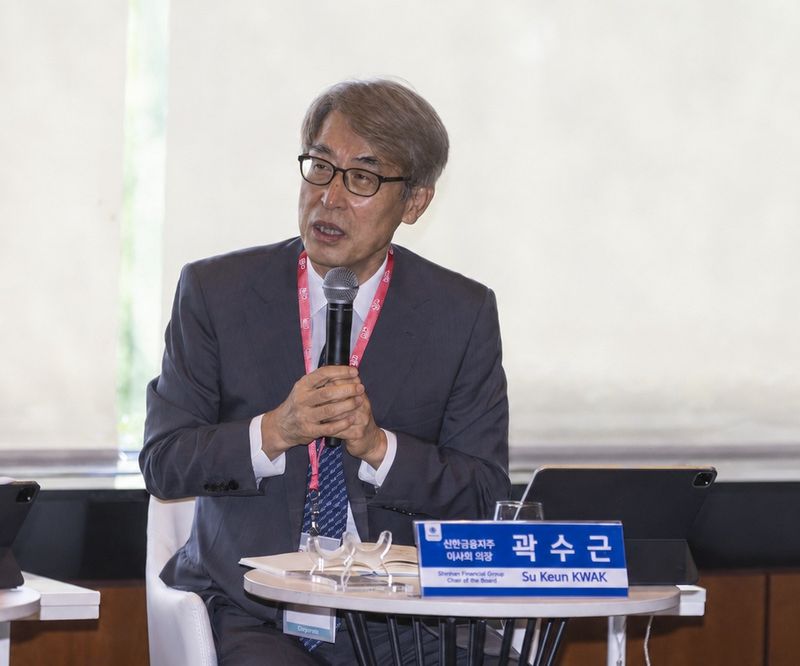 신한금융 이사회 라운드테이블 미팅에서 곽수근 신한금융지주 이사회 의장이 투자자들의 질의에 답하고 있다. 신한금융지주 제공