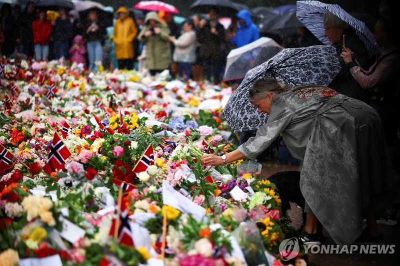 29일 왕궁 앞의 추모객들 (출처=연합뉴스)