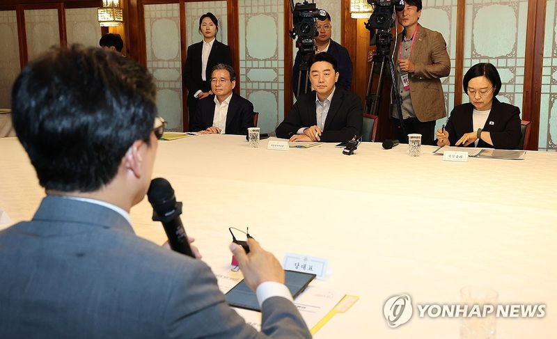 민생제일 천명하며 조희대 때리기…30%대 지지율에 고심 깊은 與