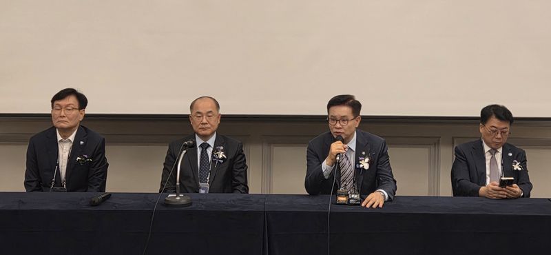 28일 제주 롯데호텔에서 열린 한국대학교육협의회 '2026년 하계 대학총장세미나' 기자간담회에서 이기정 대교협 회장(오른쪽 두 번째)이 발언하고 있다. (왼쪽부터 전민현 인제대 총장, 최재원 부산대 총장, 이기정 회장, 정태주 국립경국대 총장) 사진=김만기 기자