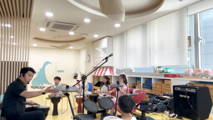 최근 부산시아동보호종합센터 위촉 심리치료사가 아동이 이용하는 복지시설을 직접 방문해 또래 아동들과 함께 음악을 활용한 집단 심리치료를 진행하고 있다. 부산시 제공