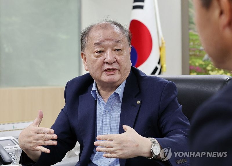 인터뷰하는 강창일 민주평통 수석부의장 (출처=연합뉴스)