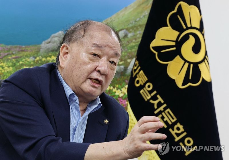 인터뷰하는 강창일 민주평통 수석부의장 (출처=연합뉴스)